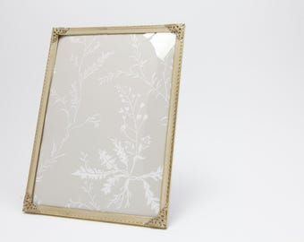 Marco elegante y sofisticado: 21 x 28 cm, bronce esmaltado, cristal abovedado, esquinas ricamente decoradas, marco de fotos vintage, soporte y colgador (26-0018)