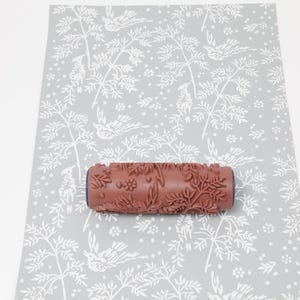 以下が含まれることがあります： 白い文字で「Welcome to our home」と書かれた素朴な木製サイン。 荒れた仕上がりとシンプルなデザインで、玄関や玄関に最適です。