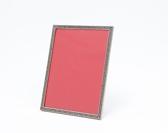 Stylish Art Deco frame, silver-plated brass, curved glass, 12x16 cm, featuring beautiful, simple ornamentation – Jyden Danish Design TOMA