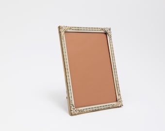 Elegante marco de fotos color oro, de bronce/latón, con cristal abovedado, 13 x 18 cm, estilo barroco/historicismo/rococó, ricamente decorado (26-0013)