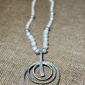 Freshwater pearl necklace with silver pendant. E5