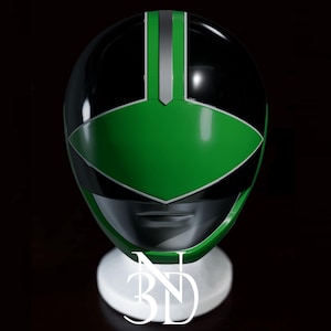 Könnte beinhalten: Ein schwarzer und grüner Plastikhelm mit einem silbernen Streifen in der Mitte. Der Helm hat ein grünes Visier und eine schwarze Gesichtsmaske.