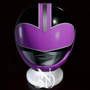 Könnte beinhalten: Ein lila und schwarzer Helm mit Visier. Der Helm hat einen silbernen Streifen in der Mitte.