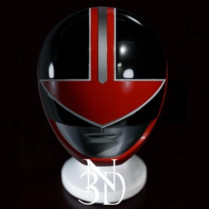 Könnte beinhalten: Ein rot-schwarzer Power Rangers Helm mit einem weißen Streifen in der Mitte. Der Helm hat ein rotes Visier und eine schwarze Gesichtsmaske.