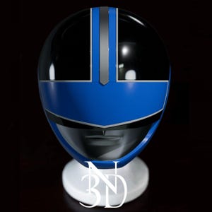 Könnte beinhalten: Ein blauer und schwarzer Power Rangers Helm mit einem silbernen Streifen in der Mitte. Der Helm hat ein Visier und einen Mundschutz.