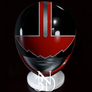 Puede incluir: Un casco rojo y negro con una franja plateada en el centro. El casco tiene una visera y una máscara facial negra.