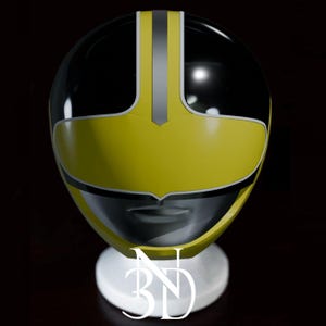 Könnte beinhalten: Ein gelber und schwarzer Power Ranger Helm mit einem weißen Streifen in der Mitte. Der Helm steht auf einem weißen Ständer.