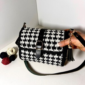 Gehäkelte Schultertasche/Crossbody Tasche/Gehäkelte Umhängetasche/Handmade Gift/Damen Schultertasche/schwarz-Weiß/Gewebte Tasche/Mini Bag