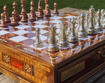 Spersonalizowany, ręcznie robiony drewniany zestaw szachowy – metalowe figury, plansza do przechowywania