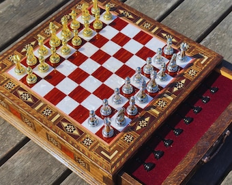 Ręcznie robiony zestaw szachów z drewna orzechowego z metalowymi figurami i schowkiem