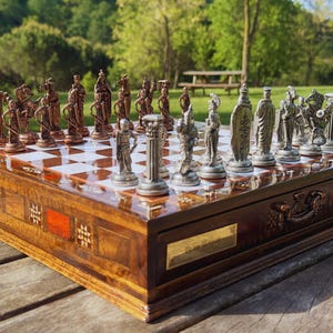 Handgefertigtes Personalisiertes Holzschachspiel: Metallfiguren & Aufbewahrung