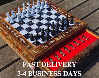 Ręcznie robiony drewniany zestaw szachowy z metalowymi figurami: spersonalizowane przechowywanie