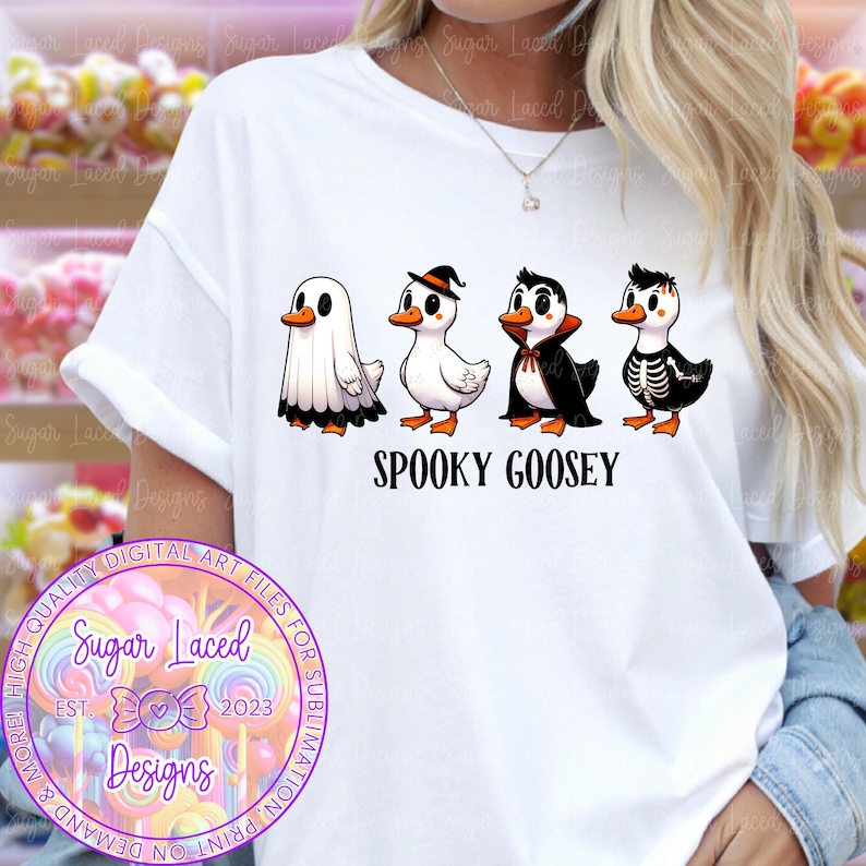 Pu&ograve; includere: T-shirt bianca con un design a tema Halloween. Il design presenta quattro oche dei cartoni animati in costume: un fantasma, una strega, un vampiro e uno scheletro. Il testo "SPOOKY GOOSEY" &egrave; incluso.