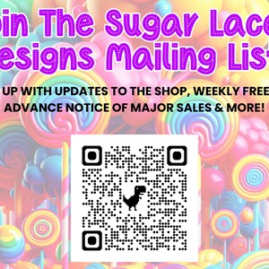 Pu&ograve; includere: Grafica colorata con il testo "Join The Sugar Laced Designs Mailing List!" e un codice QR. Lo sfondo presenta una vibrante serie di caramelle e lecca-lecca. Il testo menziona anche aggiornamenti del negozio, omaggi e vendite.