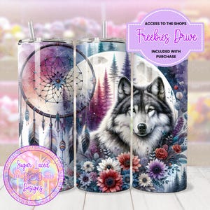 Puede incluir: Un diseño de sublimación que presenta un lobo con un atrapasueños y flores en un entorno de bosque. El diseño es perfecto para crear vasos, tazas y otros artículos personalizados.