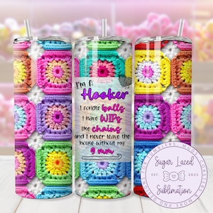 Puede incluir: Un vaso de acero inoxidable colorido con un patrón de crochet y el texto "I'm a Hooker I fondle balls I have WIPS Use chaining and I never leave the house without my 9 mm". El vaso está rodeado por un círculo morado con el texto "Sugar Laced Sublimation" en blanco.