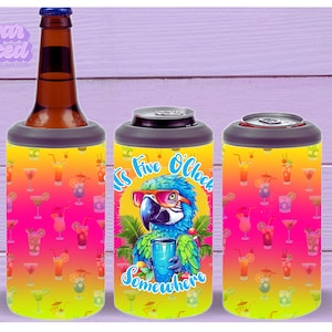 Op de afbeelding: Een set van drie kleurrijke blikjeskoelers met een tropisch thema. De blikjeskoelers hebben een papegaai met de tekst "It's Five O'Clock Somewhere". De blikjeskoelers zijn geel, roze en blauw met een verscheidenheid aan tropische drankjes.