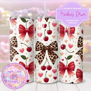 Puede incluir: Tres vasos aislados blancos con un patrón repetido de cerezas rojas, corazones rosas y lazos con estampado de leopardo. Cada vaso tiene una pajita. El texto "Freebies Drive" es visible.