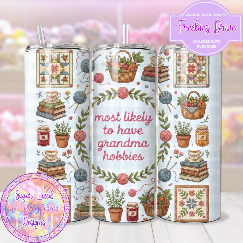 K&ouml;nnte beinhalten: Ein wei&szlig;er Becher mit hellblauem Vichy-Muster, verziert mit Illustrationen von Quilts, Garn, B&uuml;chern und einem Korb mit Produkten. Der Text lautet "most likely to have grandma hobbies". Enth&auml;lt einen Strohhalm und den Text "Freebies Drive".