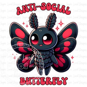 Puede incluir: Una mariposa negra y roja con ojos grandes y una expresión linda. La mariposa tiene el texto "ANTI-SOCIAL BUTTERFLY" escrito en letras rojas arriba.