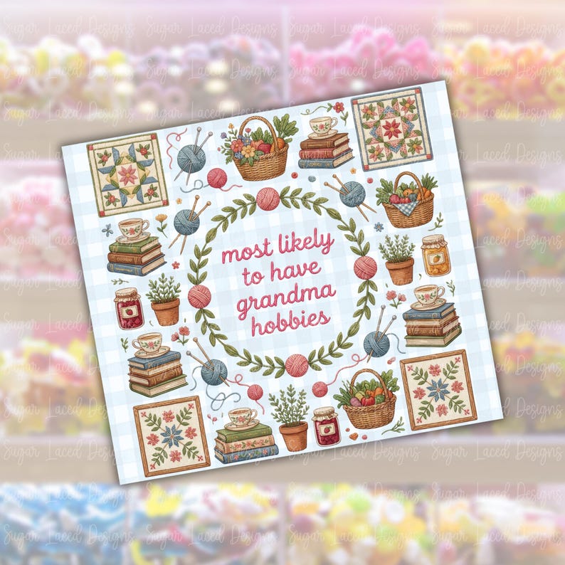 K&ouml;nnte beinhalten: Eine quadratische Karte mit hellblauem Vichy-Muster zeigt Illustrationen von Strickzubeh&ouml;r, B&uuml;chern, Teetassen und Blumenk&ouml;rben. Der Text lautet "most likely to have grandma hobbies."