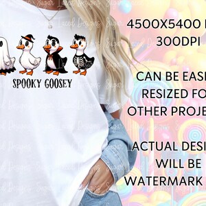 Pu&ograve; includere: T-shirt bianca con un design a tema Halloween. Presenta quattro oche dei cartoni animati vestite da fantasma, strega, vampiro e scheletro, con la scritta "Spooky Goosey" sotto. Ideale per Halloween.