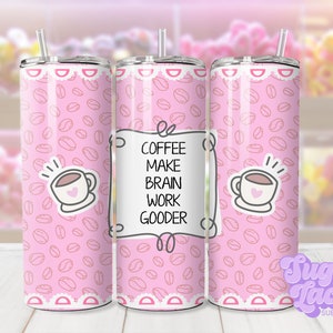 Pode incluir: Tr&ecirc;s copos de a&ccedil;o inoxid&aacute;vel rosa com um padr&atilde;o de gr&atilde;os de caf&eacute; e uma borda branca. O copo do meio tem um quadrado branco com o texto "Coffee Make Brain Work Gooder".