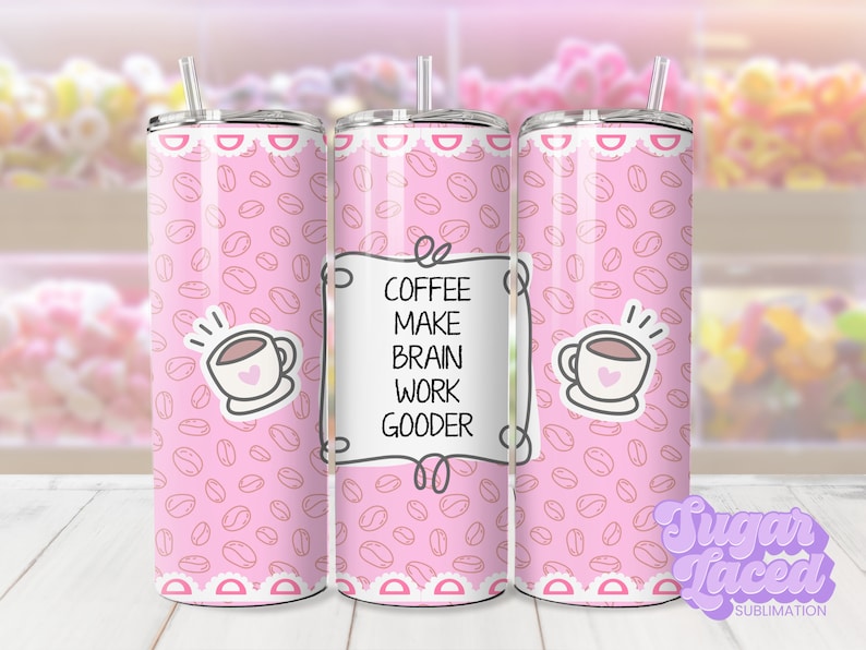 Pode incluir: Tr&ecirc;s copos de a&ccedil;o inoxid&aacute;vel rosa com um padr&atilde;o de gr&atilde;os de caf&eacute; e uma borda branca. O copo do meio tem um quadrado branco com o texto "Coffee Make Brain Work Gooder".