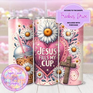 Puede incluir: Un vaso rosa y blanco con un diseño de corazón y el texto "Jesus Fills My Cup". El corazón está rodeado de margaritas y una cruz. El vaso es perfecto para la sublimación.