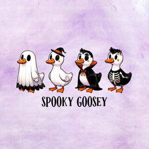 Pu&ograve; includere: Un'illustrazione stravagante presenta quattro oche dei cartoni animati vestite con costumi di Halloween. Uno &egrave; un fantasma, un altro una strega, un vampiro e uno scheletro. Il testo "Spooky Goosey" &egrave; sotto le oche su uno sfondo lavanda.
