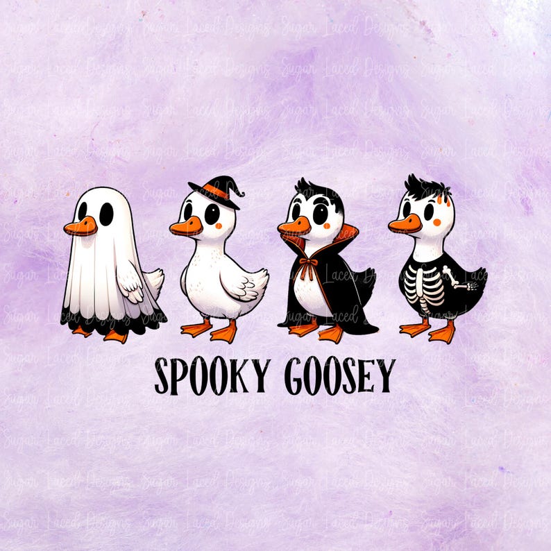 Pu&ograve; includere: Un'illustrazione stravagante presenta quattro oche dei cartoni animati vestite con costumi di Halloween. Uno &egrave; un fantasma, un altro una strega, un vampiro e uno scheletro. Il testo "Spooky Goosey" &egrave; sotto le oche su uno sfondo lavanda.