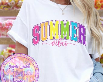 Camisa con brillo de verano PNG, diseño universitario PNG, verano moderno PNG, verano PNG, desgastado PNG, verano retro PNG, descarga digital