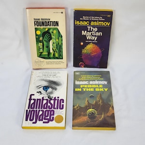 Pode incluir: Quatro livros de bolso de ficção científica vintage de Isaac Asimov. Os títulos incluem Foundation, The Martian Way and other stories, Fantastic Voyage e Pebble in the Sky. Cada livro apresenta uma capa com ilustrações de temas espaciais.