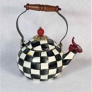 MacKenzie Childs Courtly Check geëmailleerde theeketel houten handvat 2 Qt KLEIN LEZEN