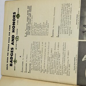 Guía de insignias y honores del Libro Mundial para Boy Scouts, Girl Scouts y Camp Fire Girls 1954 imagen 5