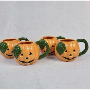 Peut inclure: Ensemble de trois mugs en céramique avec une finition mate et mouchetée. Les tasses sont de couleur crème, gris clair et gris foncé. Chaque mug a un design simple et minimaliste avec une anse arrondie.