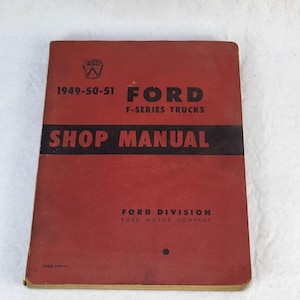 Può includere: Un manuale di officina Ford F-Series Trucks vintage del 1949-51. La copertina è rossa con testo nero, tra cui "FORD" e "SHOP MANUAL". Il logo Ford è in alto. Il manuale è della Ford Motor Company.