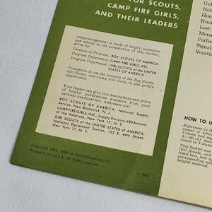 Guía de insignias y honores del Libro Mundial para Boy Scouts, Girl Scouts y Camp Fire Girls 1954 imagen 3