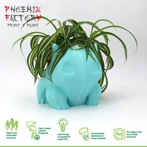 Peut inclure: Un pot de fleurs imprimé en 3D de couleur bleu clair en forme de personnage Pokemon, avec une plante verte qui pousse au sommet. Le pot est fabriqué en plastique PLA, un matériau durable et biodégradable. Le texte "PHOENIX FACTORY PRINT PAINT" est visible dans le coin supérieur gauche de l'image.