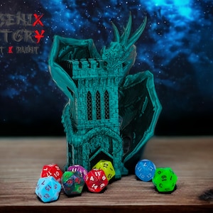 Peut inclure: Une statue de dragon verte imprimée en 3D avec une tour sur son dos. Le dragon tient ses ailes déployées et a une expression féroce. Il y a plusieurs dés colorés devant la statue. Le texte "PHOENIX FACTORY PRINT & PAINT" est visible dans le coin supérieur gauche de l'image.