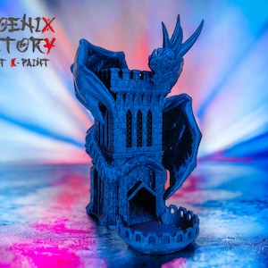 Peut inclure: Un plateau de dés en forme de tour de dragon imprimé en 3D de couleur bleue avec une tête et des ailes de dragon. Le plateau est conçu pour contenir des dés et a une surface texturée. Le texte "PHOENIX FACTORY PRINT & PAINT" est visible dans le coin supérieur gauche de l'image.