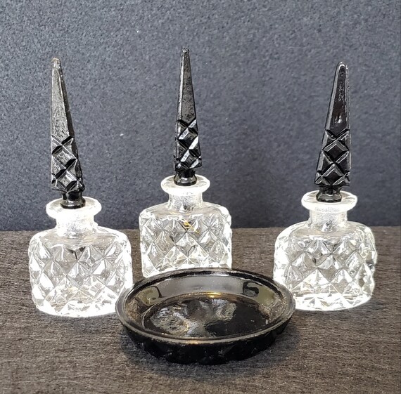 Set of 3 small perfume bottles on round tray - image 2