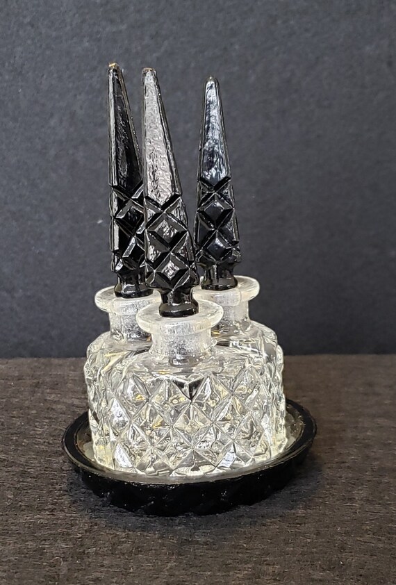 Set of 3 small perfume bottles on round tray - image 1