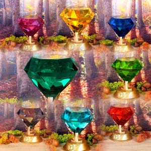 Op de afbeelding: Acht kleurrijke diamantvormige edelstenen op gouden standaards. De edelstenen zijn rood, blauw, groen, geel, turquoise, paars, zwart en een donkerdere groene tint. De edelstenen zijn gerangschikt in drie rijen van drie, waarbij de onderste rij slechts twee edelstenen heeft.