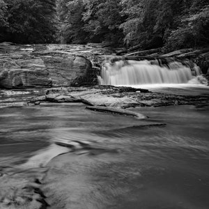 Carter Falls (unten) Elkin, NC: Papier, Leinwand, Metall, Acryl Fotodruck, Landschaft Wanddeko, Große Wandkunst, Natur Moderne Wandkunst