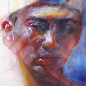 Puede incluir: Un retrato pintado de cerca de una persona que lleva una gorra de béisbol azul. La pintura está realizada en un estilo realista con un enfoque en la cara de la persona. El fondo es un lavado ligero de color.