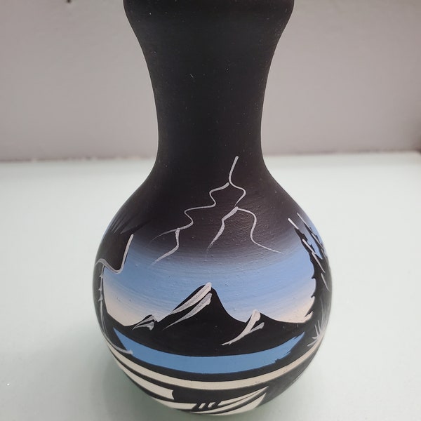 Navajo pottery vase signed by artist Elsie L Dini. Vintage Navajo vase. Native American scenic pottery vase.