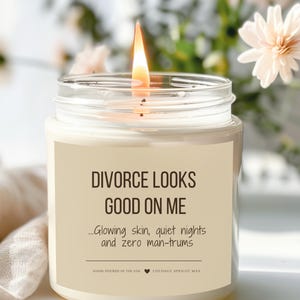 Divorce Looks Good on Me Candle, Funny Divorce Gift, Gift for Women, Newly single gift, Funny breakup candle, Divorce candle gift