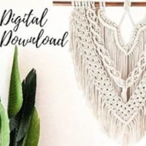 Puede incluir: Un tapiz de macramé de color crema con intrincados patrones de nudos y un borde con flecos. El texto "Digital Download" está en el lado izquierdo de la imagen. El tapiz está suspendido de una barra de madera.