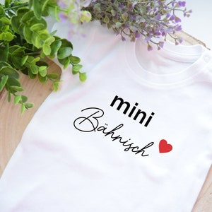 BabyBody Mini Nachname Baby Ankündigung Schwangerschaft Verkünden mit Body Baby Bodysuit Baby 2024 Liebe im Bauch Schwanger Verkundung Baby